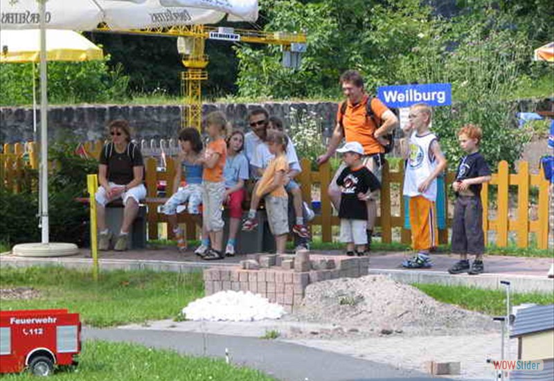 Die Feuerwehr Kinder warten auf die Eisenbahn.