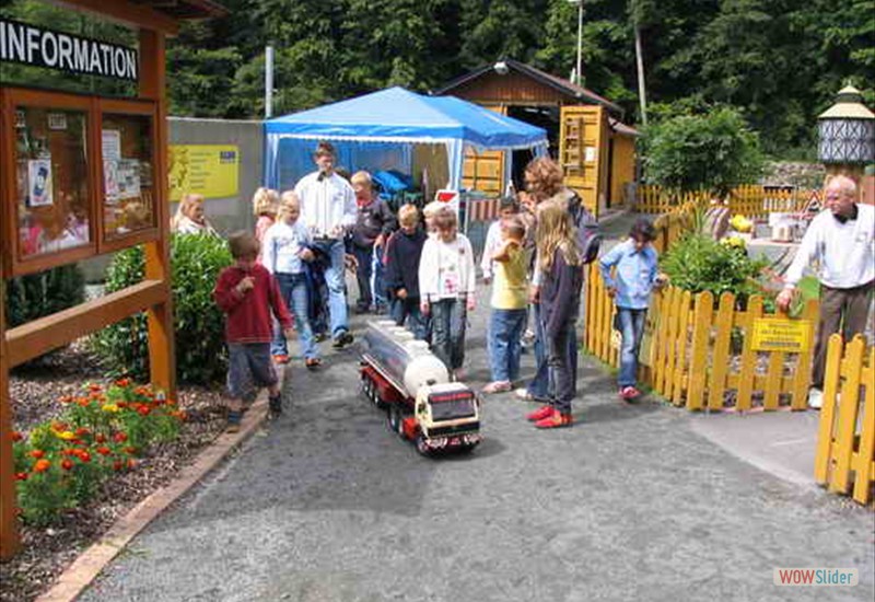 Auch Schulkinder sind am staunen.