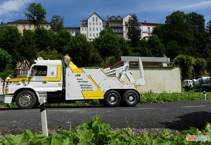 Ein Truckmodell und echte Häuser